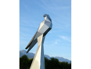 Скульптура полигональная сокол